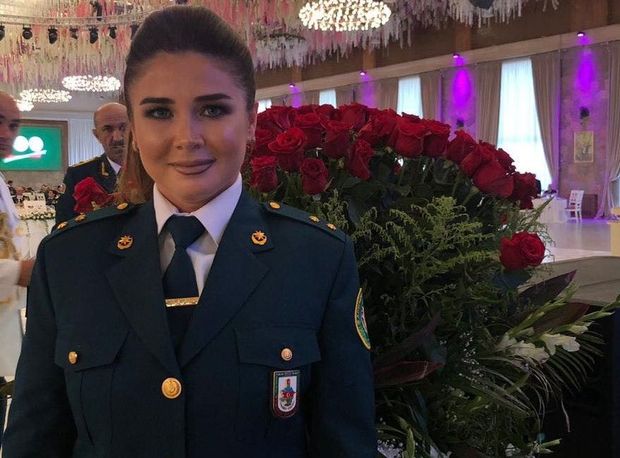 Elçin Quliyev müğənni Elnarəyə medal verdi: "Qürur və şərəf duyuram" - FOTO