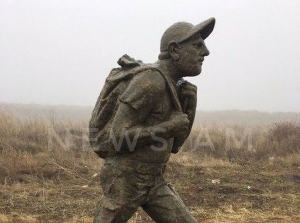 Ermənistanda Paşinyanın heykəlini dağıtdılar - FOTO