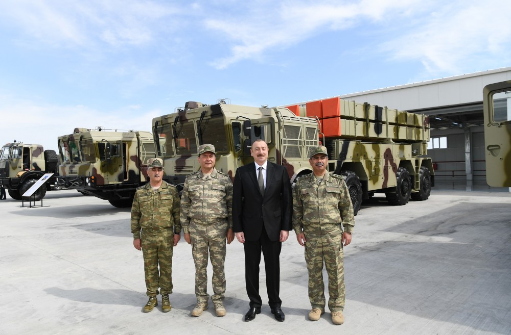 Azərbaycan 430 km atış uzaqlığına malik operativ-taktiki raketlərini təqdim etdi – FOTO