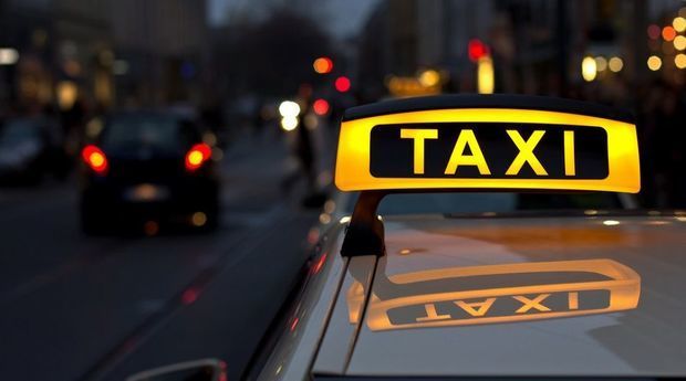 Azərbaycanlı taksi sürücüsü DİN rəsmisini qarət etdi - VİDEO