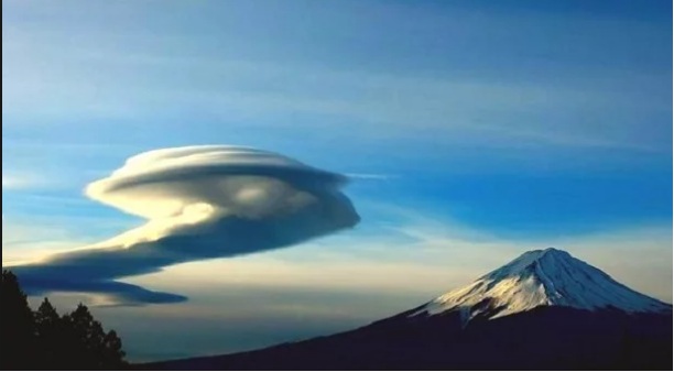 Fudziyama vulkanı üzərində qeyri-adi bulud topası — VİDEO