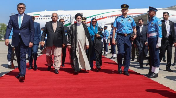 İran prezidenti Pakistana getdi
