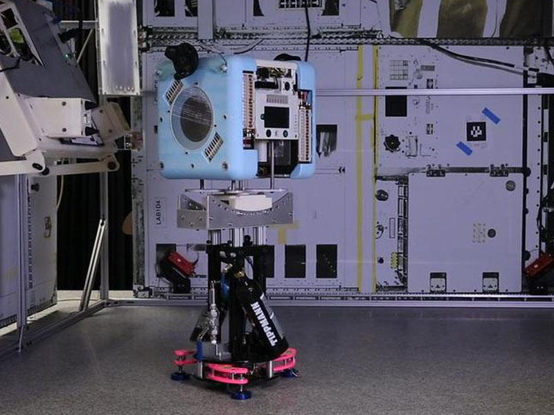 Kosmosda uçan robotlar sınandı - VİDEO