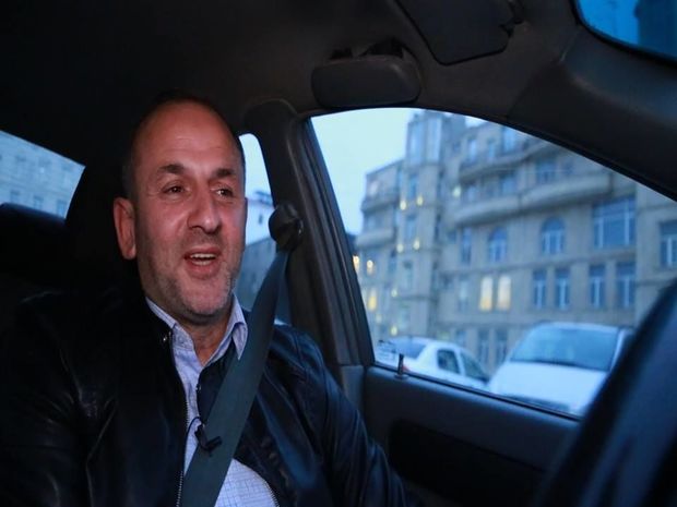 Taksi sürücüsü: Mahnı oxumağım müştəriləri narahat etmir - VİDEO