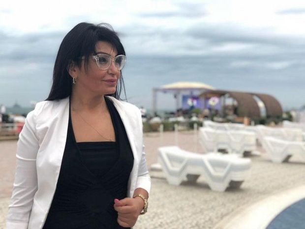 Tanınmış azərbaycanlı jurnalisti üç kişi ilə hotelə buraxmadılar