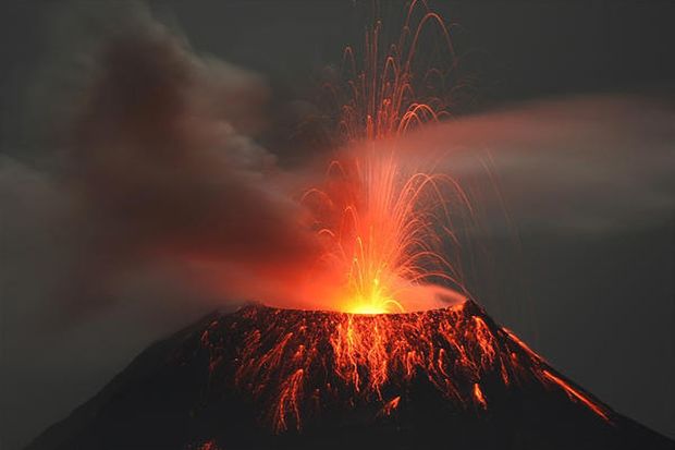 Havayda 40 il yatan Mauna Loa vulkanı oyandı - VİDEO