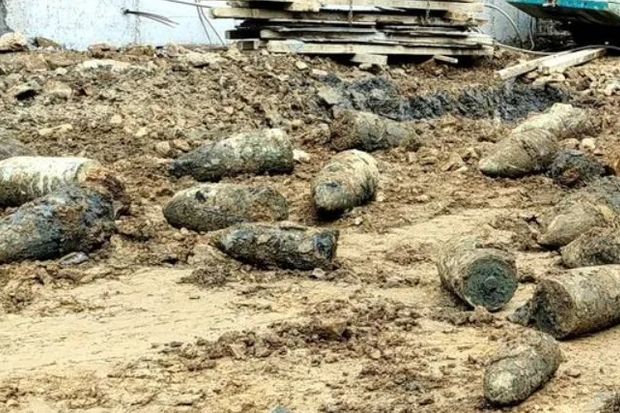 İstanbulda məktəbin ərazisində 30 mərmi tapıldı - VİDEO