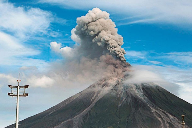 Kuril adalarında vulkan püskürdü - VİDEO