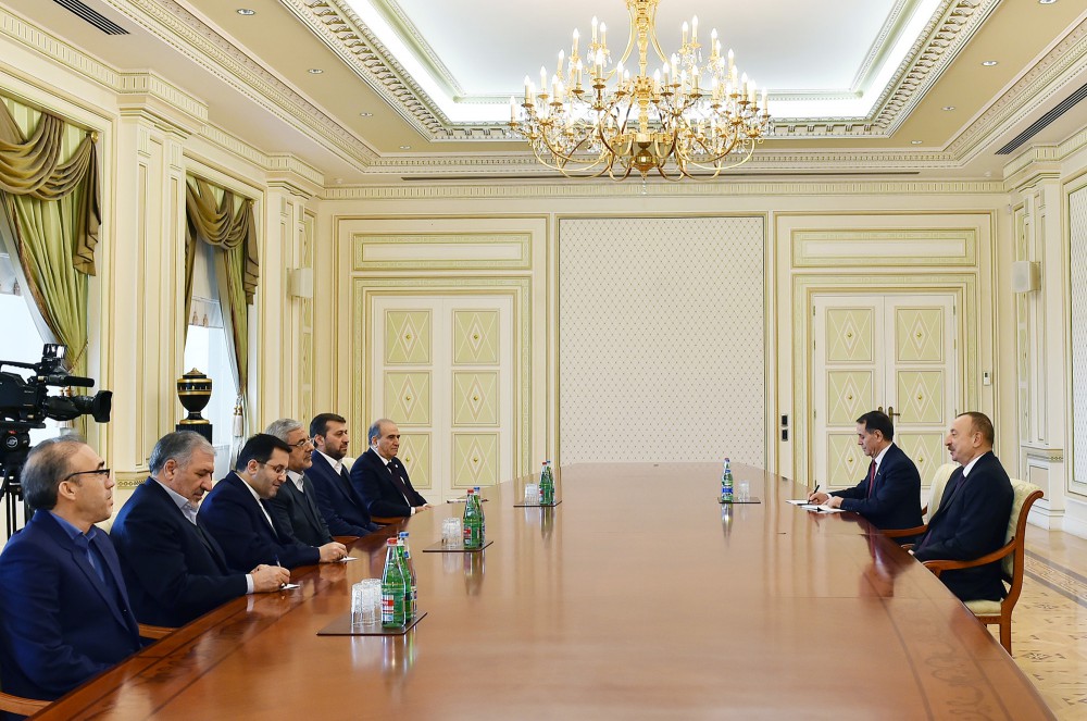 Prezident İlham Əliyev İranın Qərbi Azərbaycan vilayətinin valisinin başçılıq etdiyi nümayəndə heyətini qəbul edib