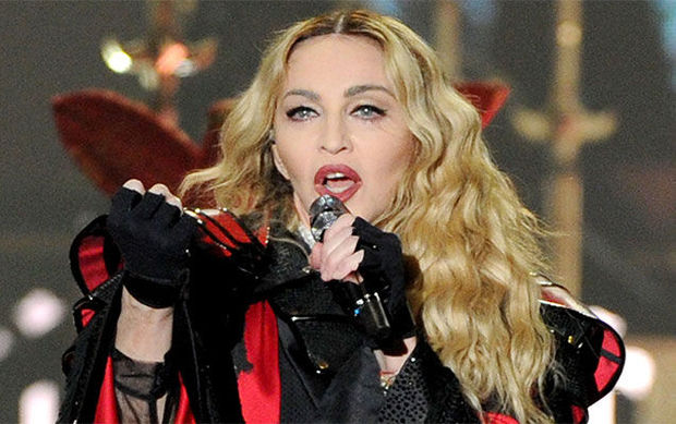 Madonnanın vəziyyəti pisləşdi, konsertləri təxirə salındı