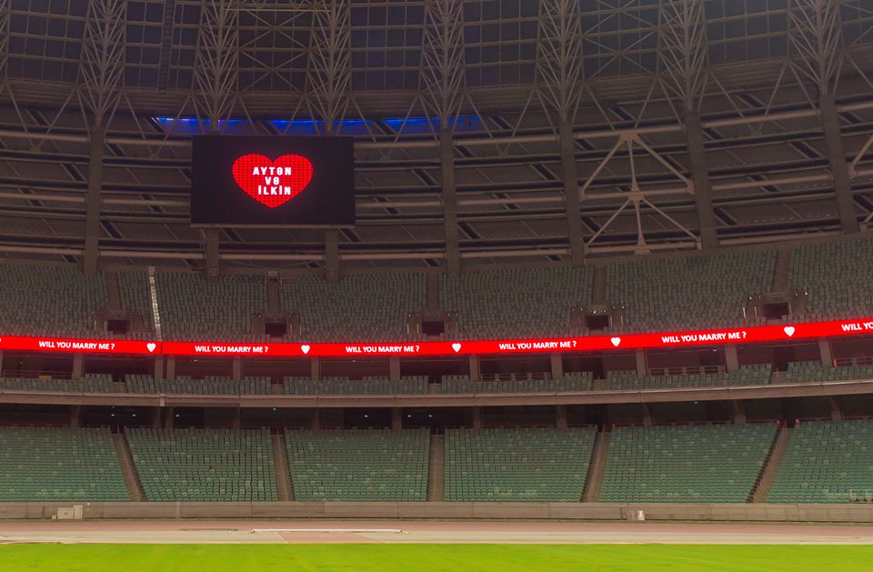 Bakı Olimpiya Stadionu futbol yox, sevgi meydanına çevrildi - FOTO
