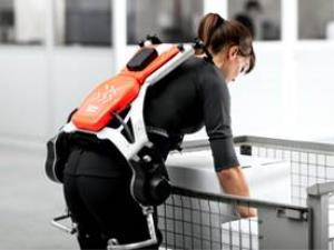 Ştutqart Aeroportunda ekzoskeletlər yükdaşıyanlara kömək edəcək (VİDEO)