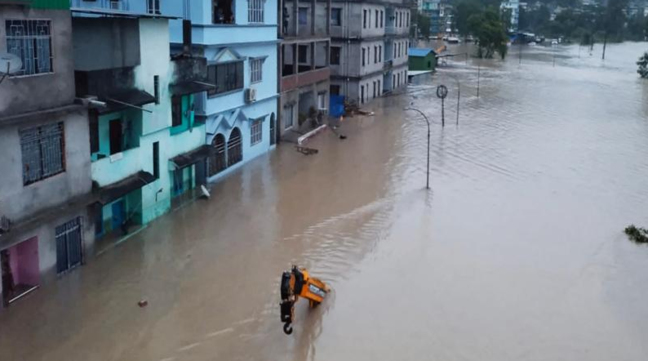 Daşqınlar Hindistanda həyata mənfi təsir edib