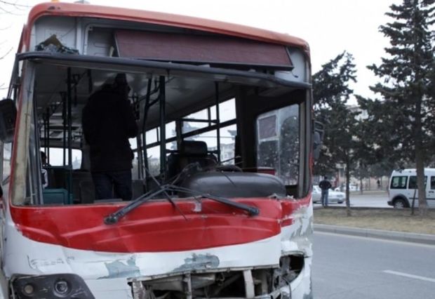 Bakıda sərnişin avtobusu qəzaya uğradı: yaralılar var