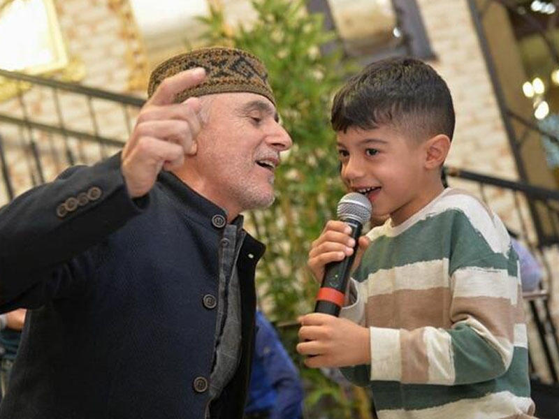 Alim Qasımov nəvəsi ilə duet oxudu - VİDEO