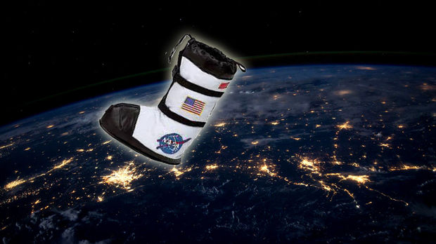 Amerikalı astronavt açıq kosmosda ayaqqabısını istlatdı