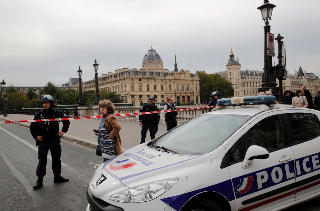 Parisdə polis bölməsinə silahlı hücum: 5 ölü var - VİDEO