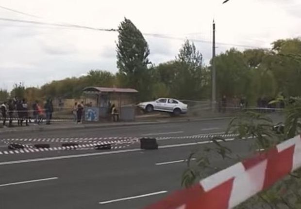 Ukraynada yarış avtomobili tamaşaçı kütləsinə girdi – VİDEO