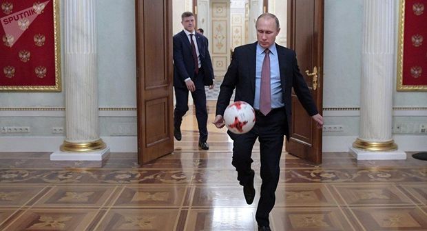 Putin FIFA prezidenti ilə top çilədi – VİDEO