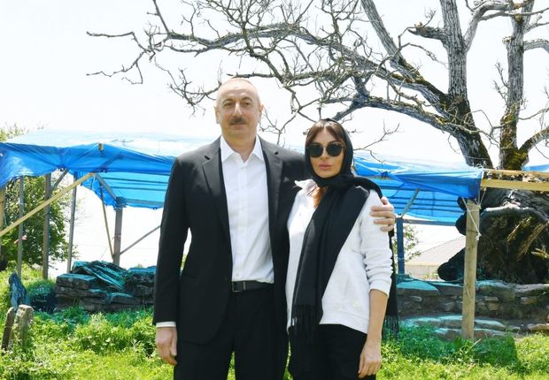 İlham Əliyev və Mehriban Əliyeva Pir Ömər Sultan ziyarətgahında - FOTO