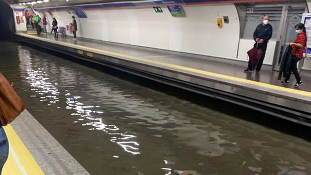 Madriddə metrostansiyaları yağış suları basdı - VİDEO