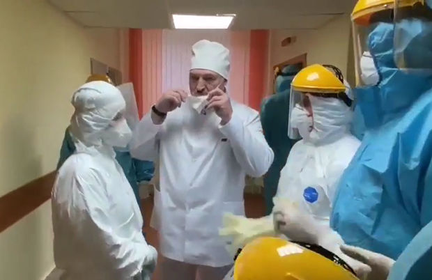 Lukaşenko pandemiyadan bəri ilk dəfə maska taxdı - VİDEO