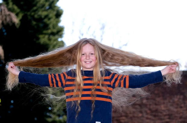 12 yaşlı məktəbli xəstə uşaqlara yardım etmək üçün saçlarını uzatdı - FOTO