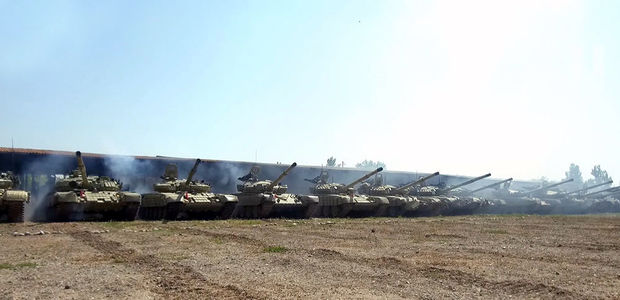 Azərbaycan Ordusunun təlimə cəlb edilən tank bölmələri tapşırıqları yerinə yetirir - VİDEO