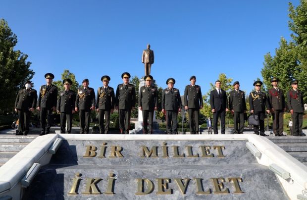 Azərbaycan Ordusunun Baş Qərargah rəisi Ankarada Heydər Əliyev Parkını ziyarət edib - FOTO
