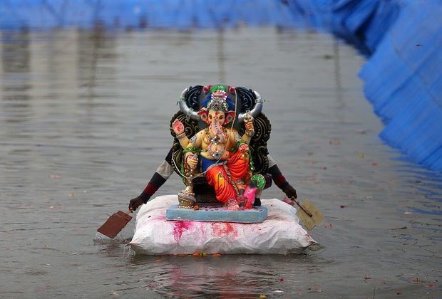 Hindistanda Tanrını suda batırmağa çalışan 11 nəfər həlak oldu - VİDEO
