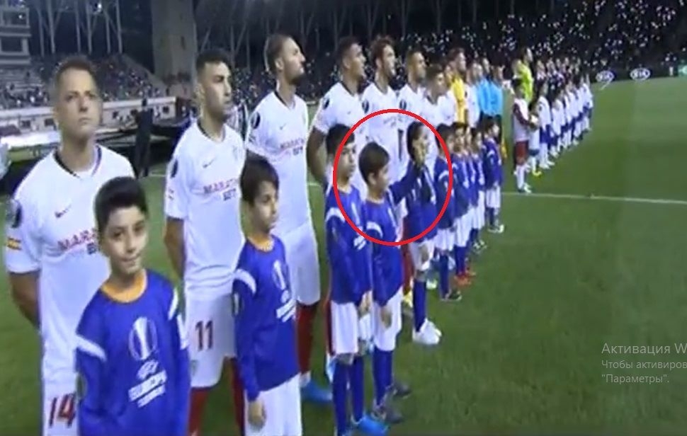 Bu uşaq "Qarabağ" - "Sevilya" matçından əvvəl etdiyi hərəkəti ilə gündəm oldu - VİDEO