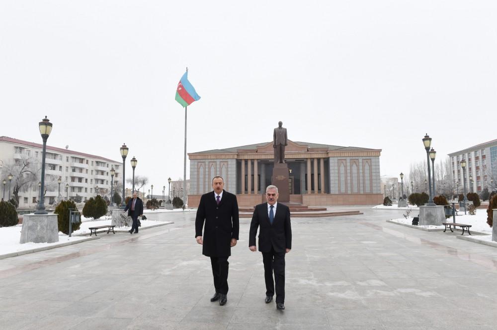 Prezident İlham Əliyev Naxçıvanda ümummilli lider Heydər Əliyevin abidəsini ziyarət edib 