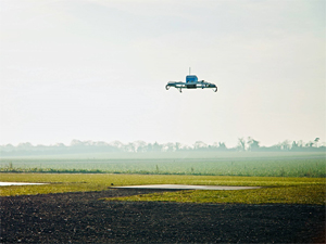 “Amazon” dünyada ilk dəfə pilotsuz uçan aparatın köməyilə bağlamanı müştəriyə çatdırıb