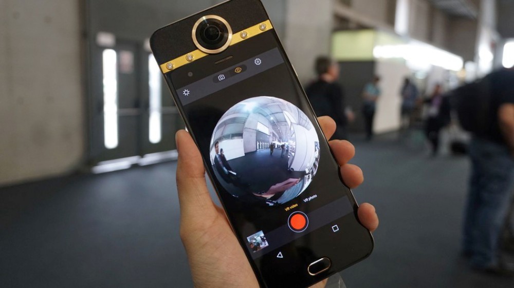 Dünyada ilk 360 dərəcəlik kameraya malik smartfon təqdim edilib