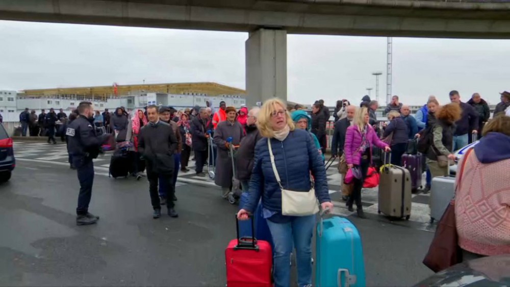 Paris aeroportunda insident: naməlum şəxs patrula hücum edib