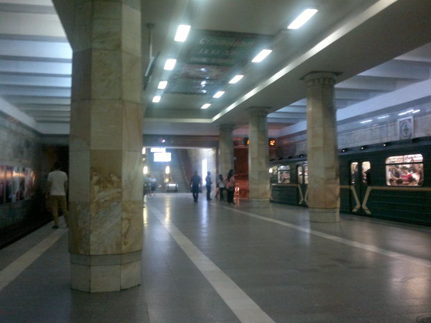 Metronun “20 Yanvar” stansiyasında qatar sərnişini vurdu – FOTO + YENİLƏNİB