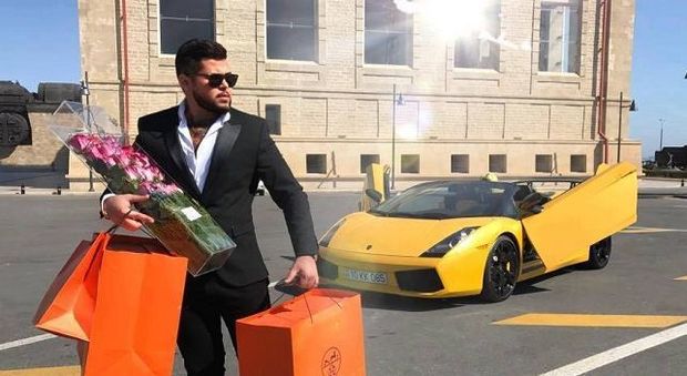 Bakıda tanınmış fotoqraf “Lamborghini” ilə qəzaya düşdü – FOTO