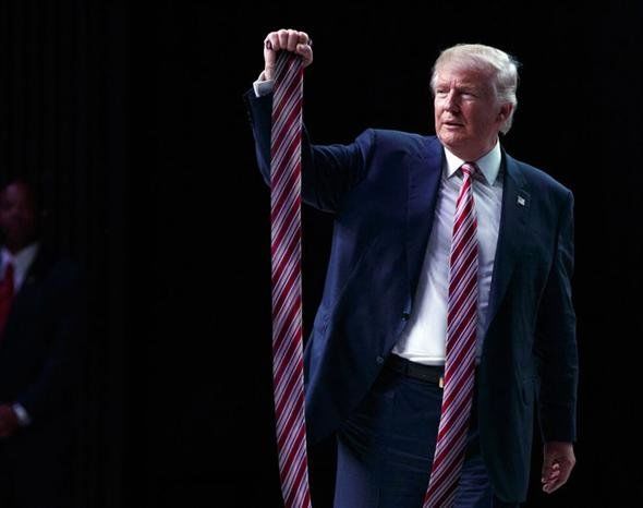 Qırmızı qalstukundan əl çəkə bilməyən Donald Trump-ı hədəf alan 24 maraqlı photoshop işi